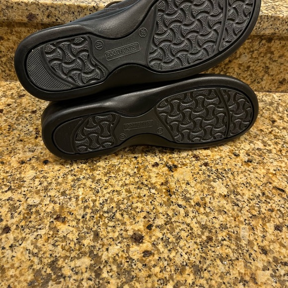 New w/rags no box. Birkenstock. Marked 41 (10) but fits like a 9.5. - Picture 5 of 11